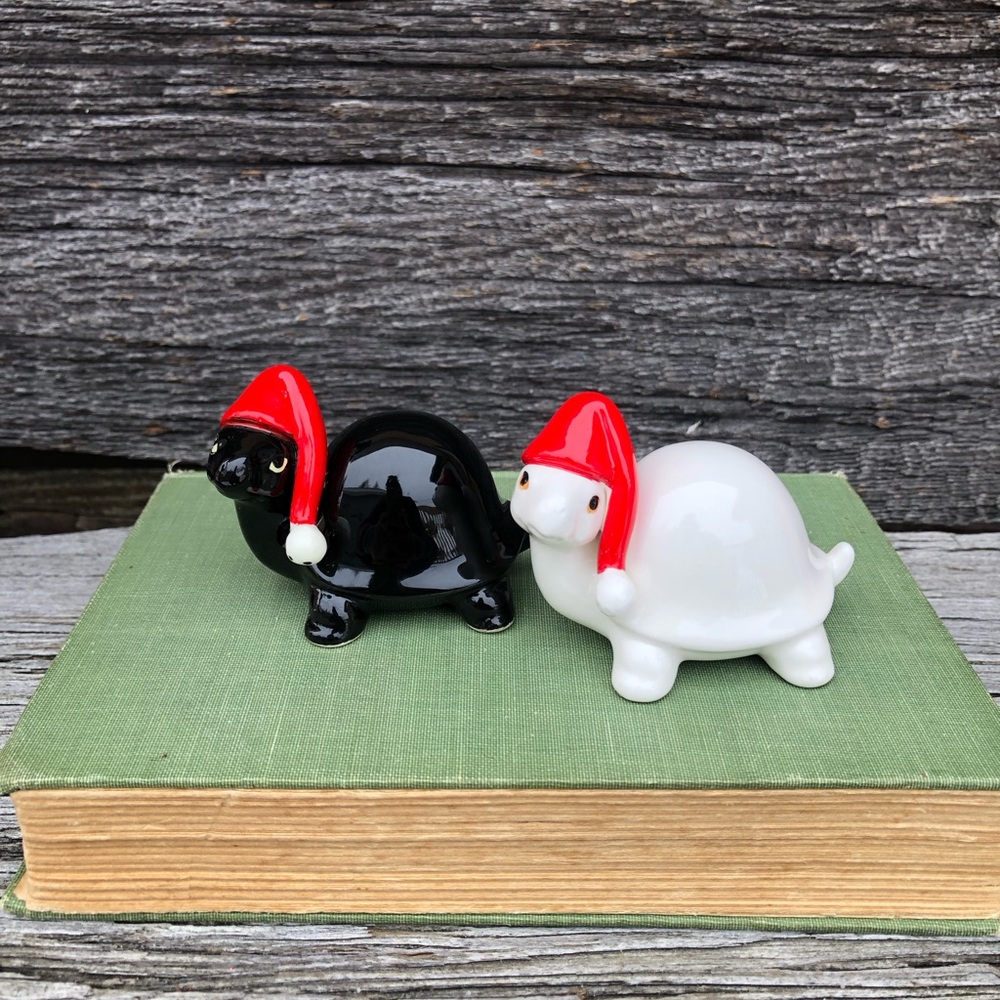 ❤️Cute Vintage Santa hat Turtle figurines Xmas Vtg tortoise Japan festive decor🖤